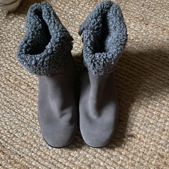 Clarks grey bendable suede boots. Size 8. - Picture 6 of 6